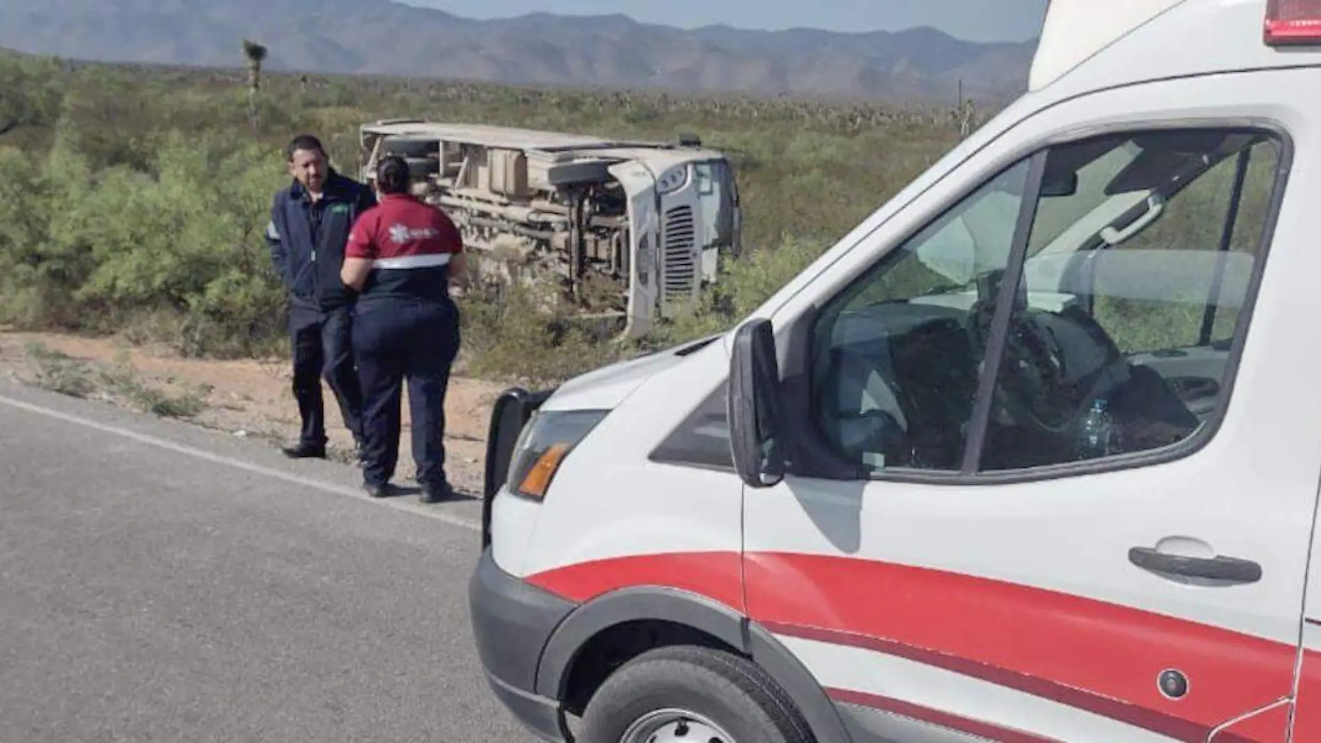 volcaudra de autobús de personal en carretera a Saltillo